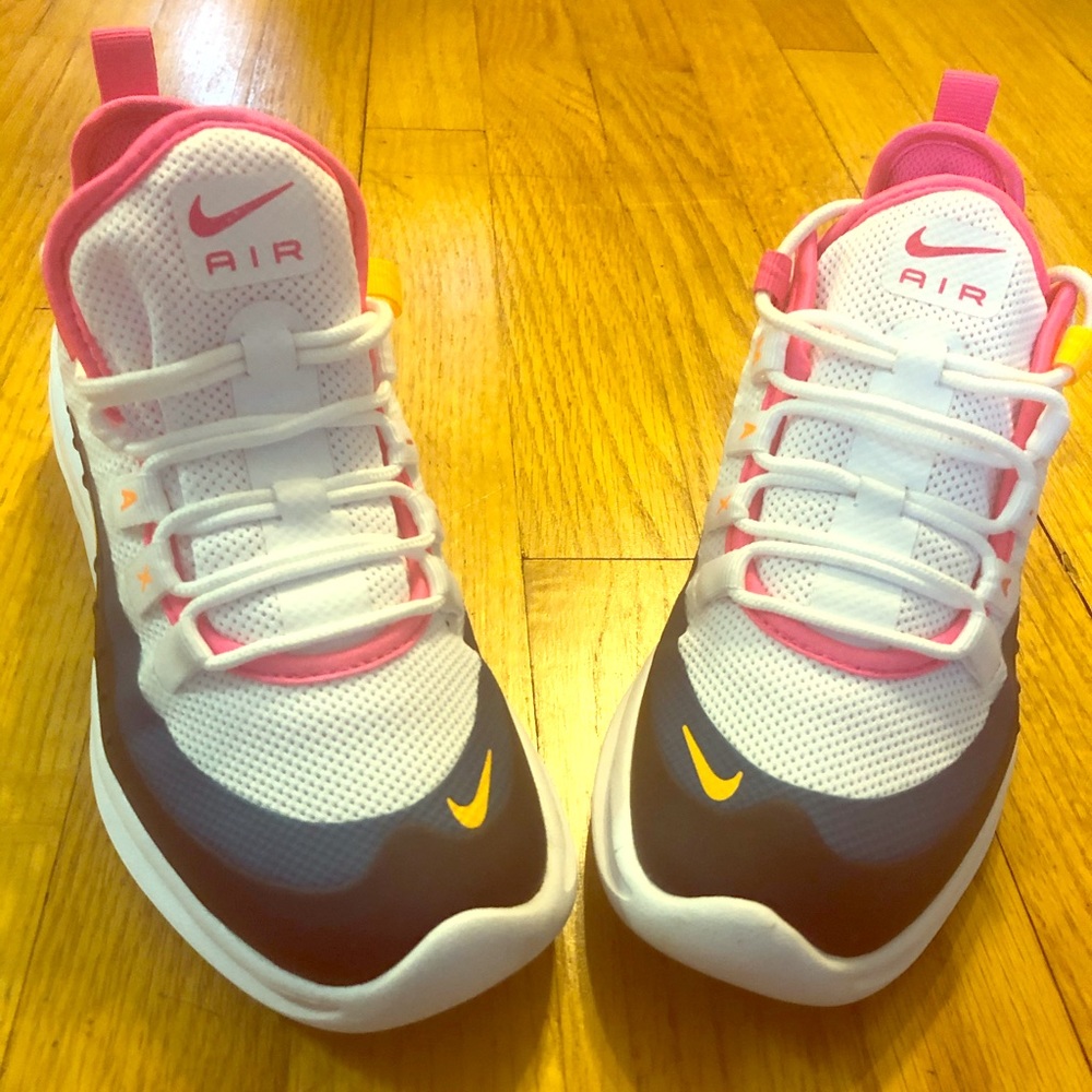 Women’s Nike Air Max Axis Sz 6 Sneakers